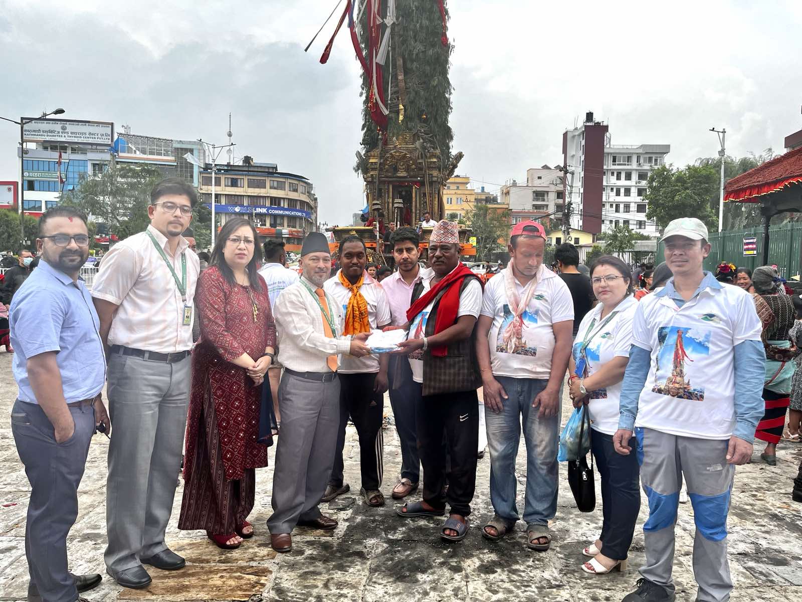 रातो मच्छिन्द्रनाथको जात्रामा साङ्ग्रिला डेभलपमेन्ट बैंकद्वारा २ सय थान टिसर्ट वितरण